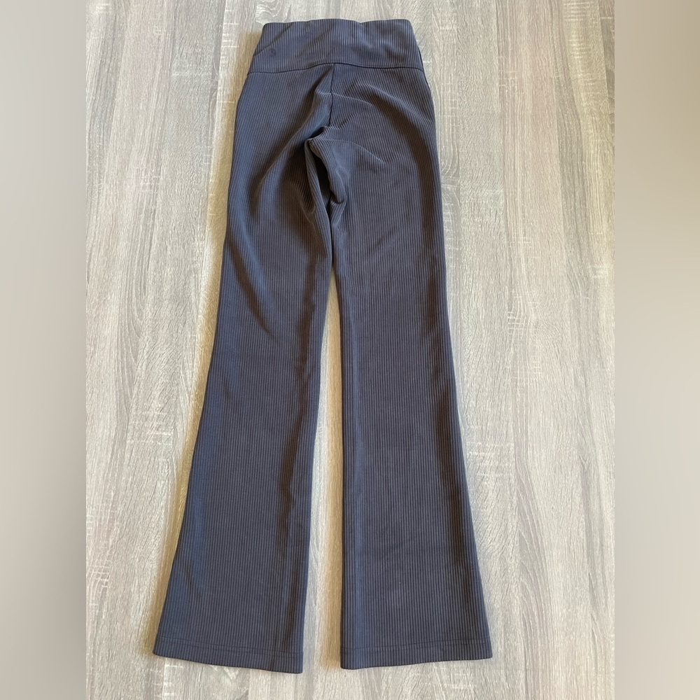 Lululemon Ribbed Softstreme Flared Pant 
Espresso. Size 0 - Picture 4 of 12